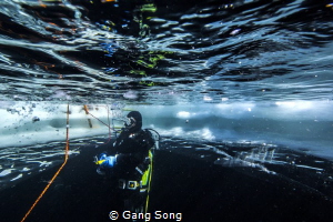 Ice diving in Lac Lioson 1890M-Entry by Gang Song 